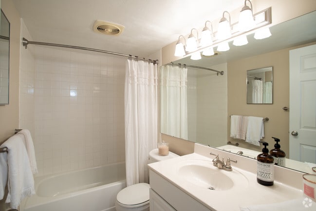 2BR, 1BA - 960 SF Model