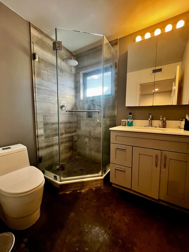 Photo - 4610 E 4th St