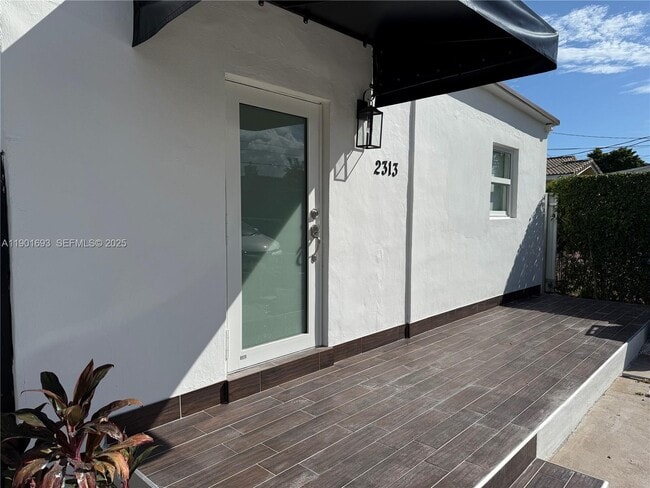 Building Photo - 2313 SW 60th Ct