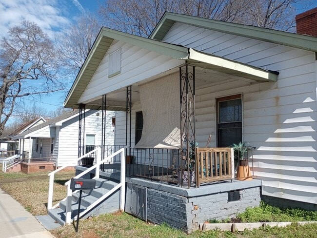 Building Photo - 800 N Sloan St Rental