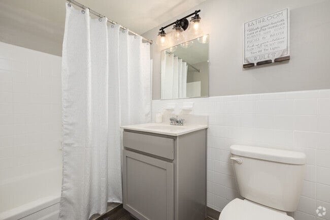 2BR, 2BA - 1,004SF - Bathroom