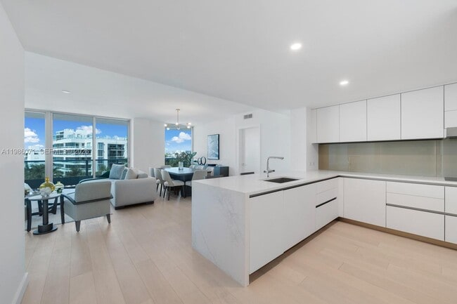 Building Photo - 9221 E Bay Harbor Dr Unit 610