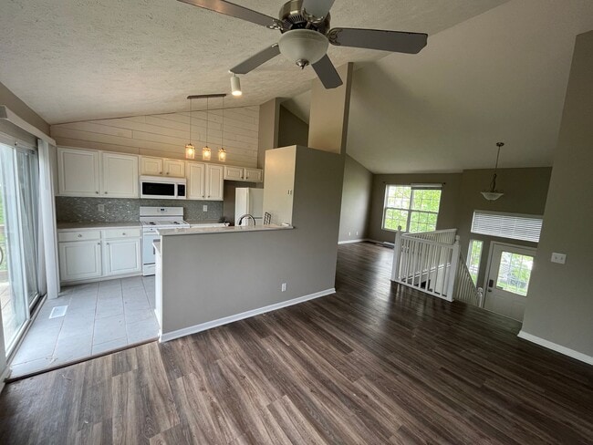 Photo - Bright & Spacious 3 Bedroom Bellevue Home!!