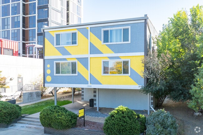 Building Photo - University 16