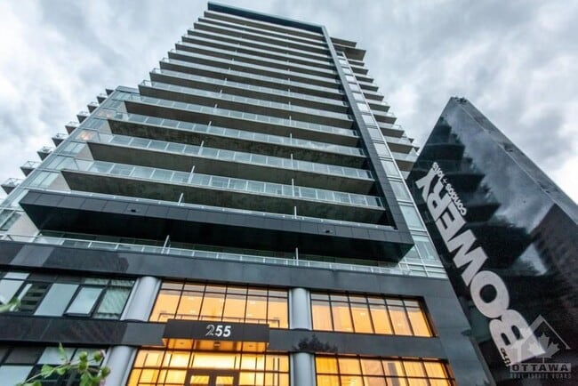 Building Photo - 255 Bay St