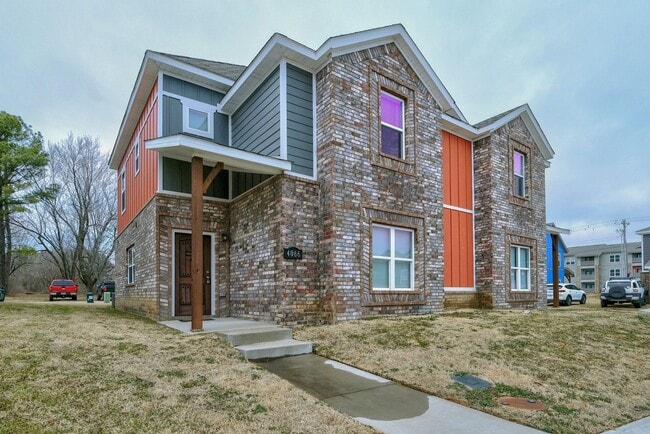 Building Photo - Beautiful 3 bed / 3.5 bath duplex with two car garage - Minutes from U of A!