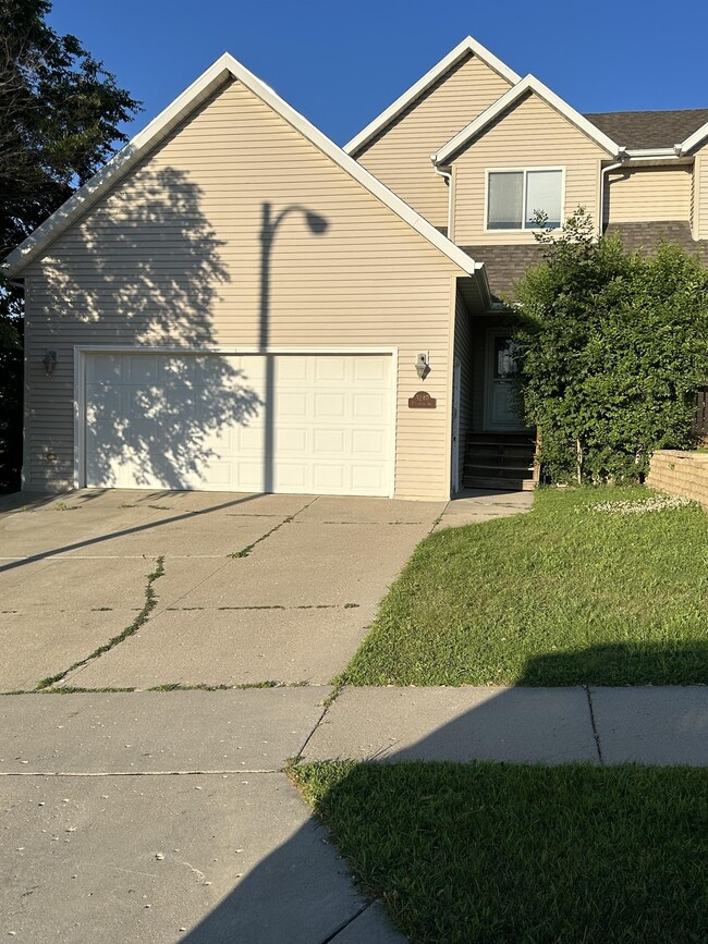 Building Photo - 3240 E Capitol Ave