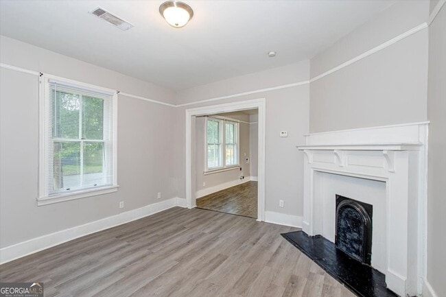 Photo - 107 Ellis St