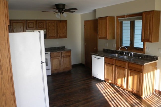 Photo - 475 Overland Trl