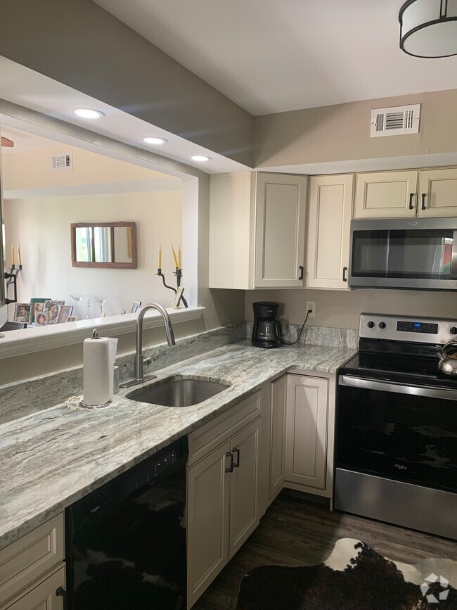 Building Photo - 375 Woodlake Dr Rental
