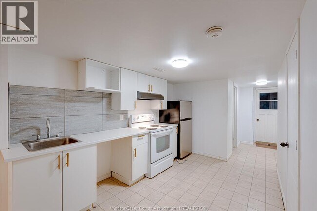 Photo - 1627 Marentette Ave