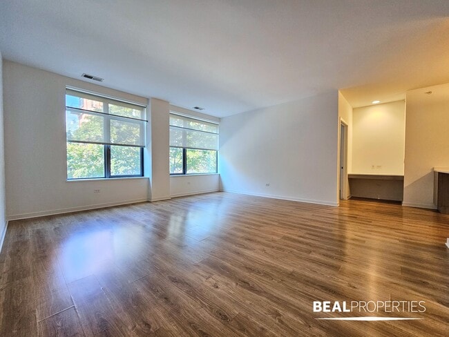 Building Photo - 548 W Webster Ave