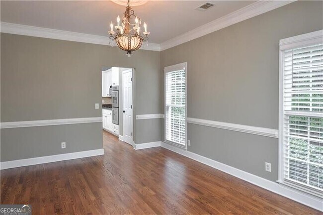 Photo - 905 Lancaster Way NW