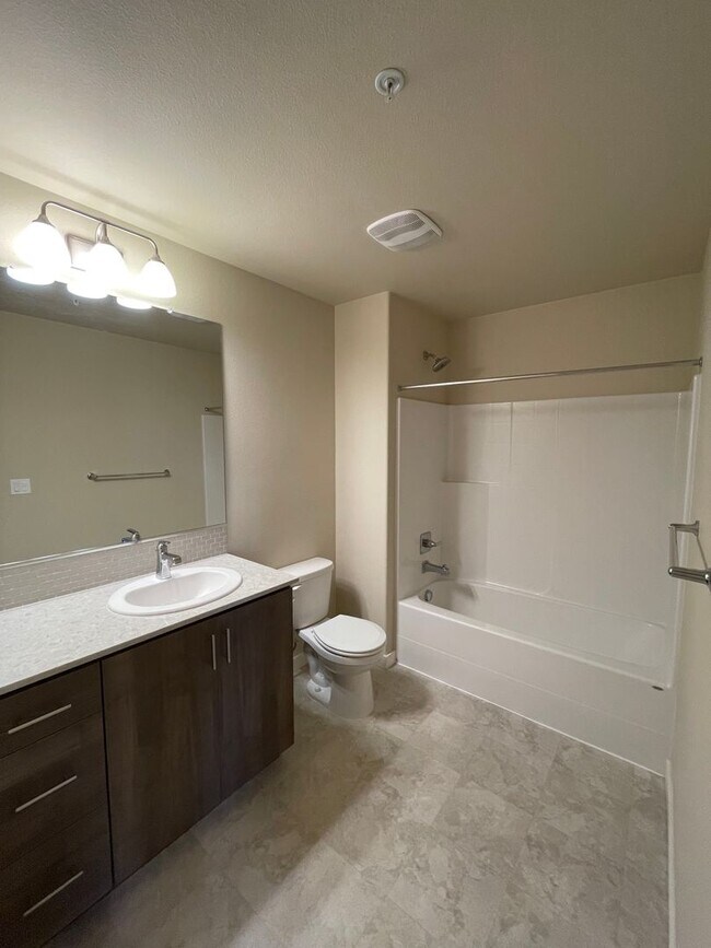Photo - New 1BR Condo available in Bethany area Unidad 108