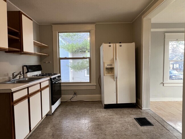 Photo - 106 E Main St