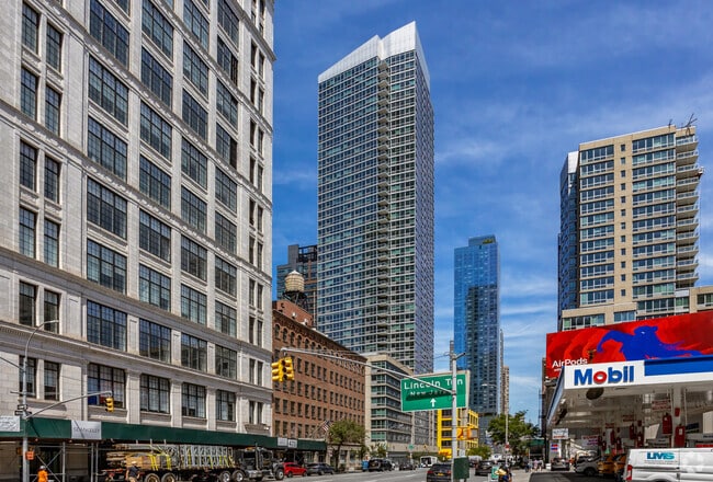 Photo - 505 W 37th St