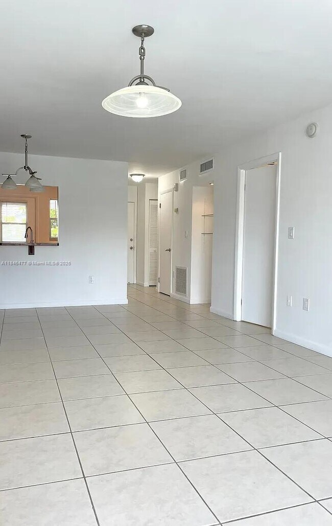 Photo - 3750 NE 169th St Unidad 408