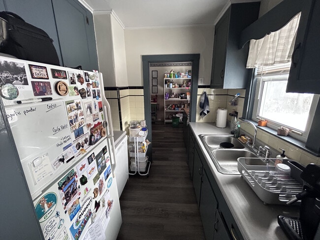 La cocina americana se abre a la cocina principal y también al comedor. - 23 E Kidder St Unidad Apt 1