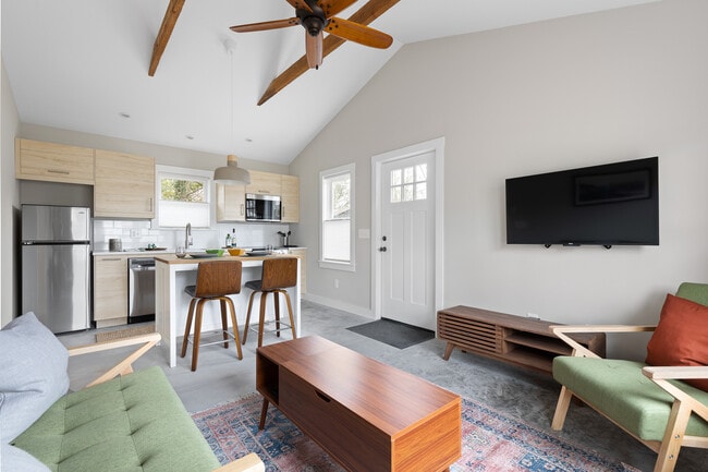 Photo - 313 Dacian Ave