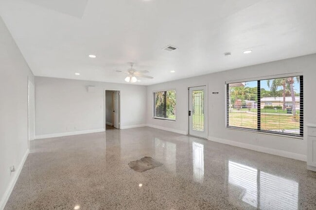 Photo - 3550 NE 4th Ave