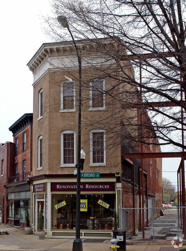 Photo - 18 W Broad St