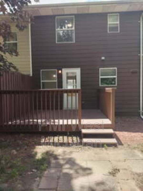 Photo - 4258 Bond St