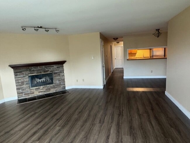 Photo - Hazel Dwellings, LLC Unidad 28426 16th Ave S #1