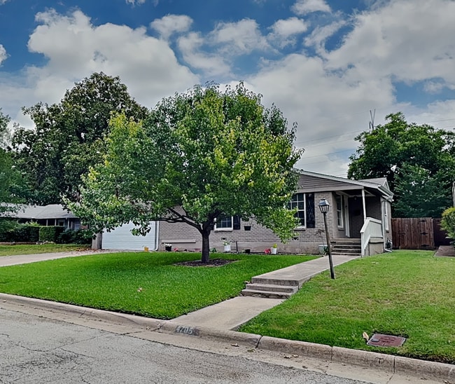 Building Photo - Cook, Entertain, Relax—Welcome Home to Westcliff!