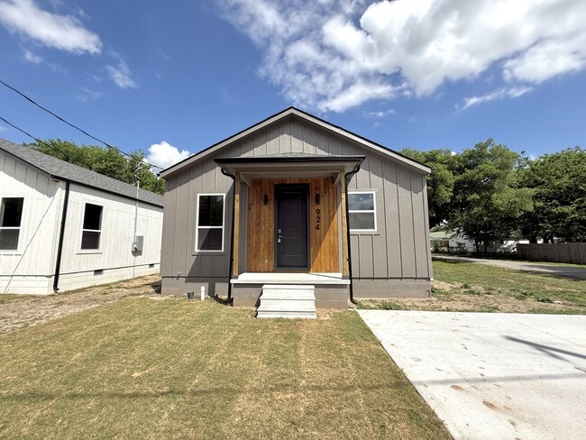 Building Photo - 924 F St SW