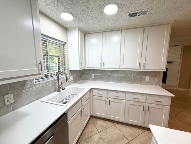 Photo - 1114 Rhonda Lee St