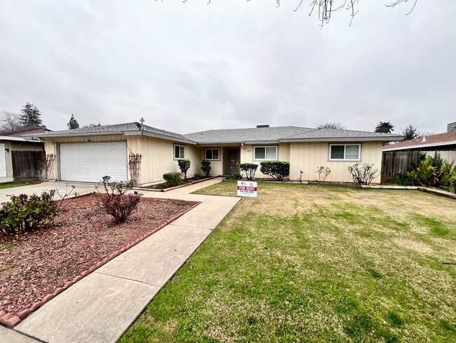 Building Photo - $2,595 Fresno St. & Bullard, 4 Bedroom House - E. Escalon Ave, Fresno