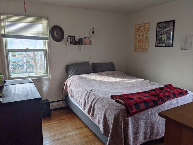 Bedroom 1 - 927 E State St Unit 2R