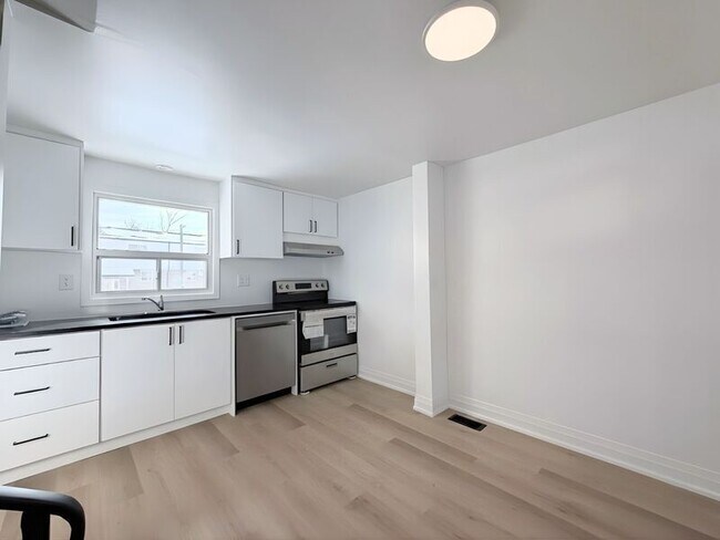 Photo - 197-197 Mohawk St