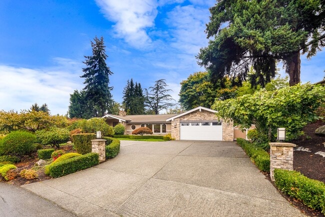 Photo - Welcoming Clyde Hill 5 Bedroom 3 Bath Home