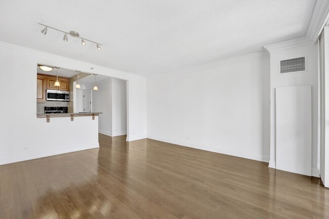 Photo - 10 E Ontario St