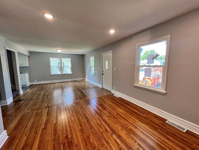Photo - 7431 Langly Ave S