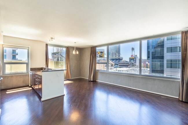 Livingroom - 321 10th Ave Unit 608