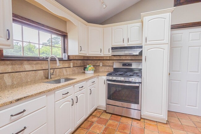 Photo - Fully Renovated 2-Bedroom Apartment – Locust Valley, NY