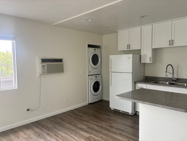 235 W Kalmia St