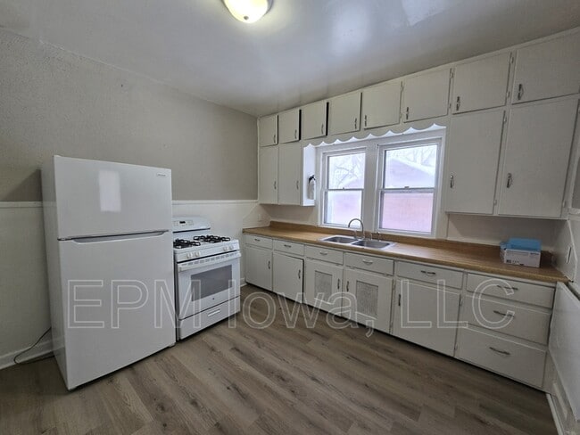 Building Photo - 406 Locust St