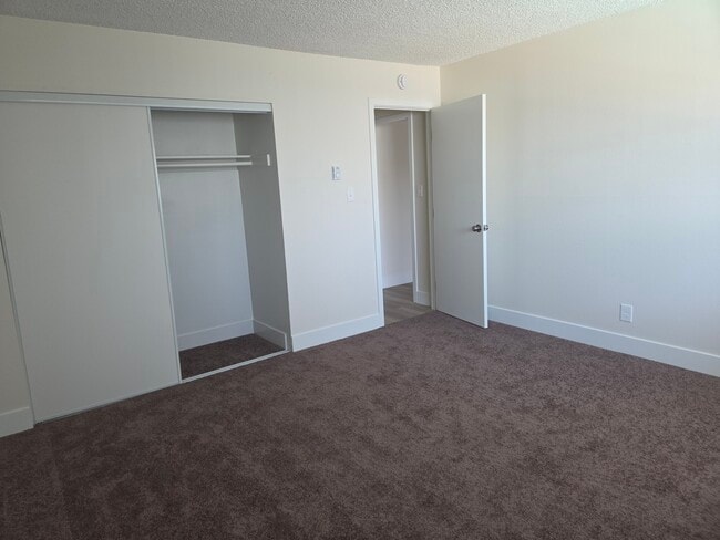 Dormitorio grande con armario grande - 5530 Ackerfield Ave Unidad 5530 Ackerfield