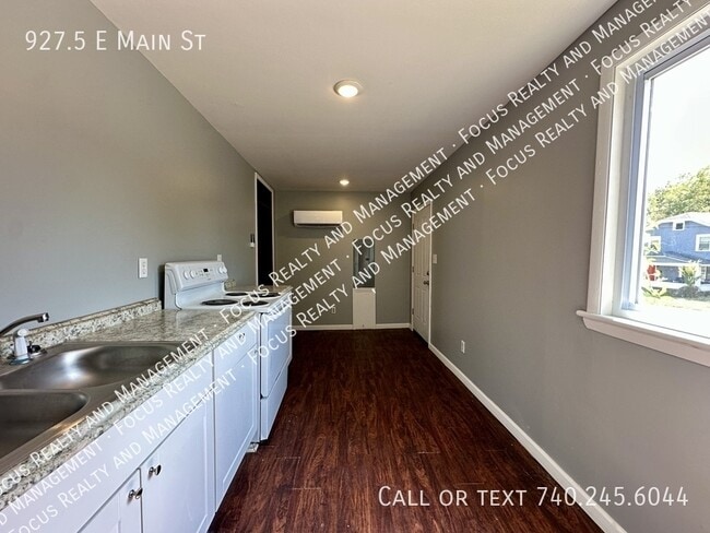 Photo - 927.5 E Main St