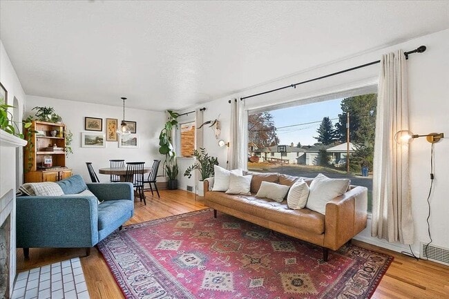 Photo - SPACIOUS 3BD/1BA SOUTH HILL HOME | ATTACHED GARAGE | FENCED YARD | W/D HOOKUPS | AVAIL JULY 1