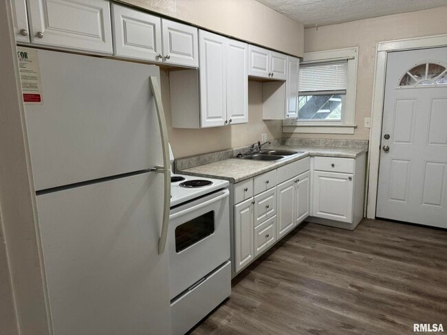Photo - 209 E 10th St