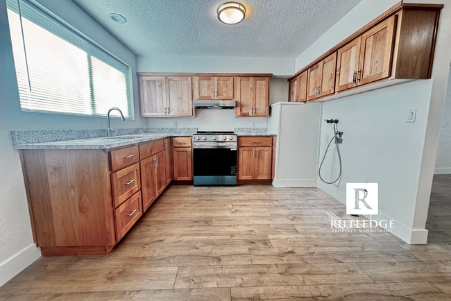 Building Photo - Newly Remodeled 2 Bed / 1 Bath Home Near Providence Hospital