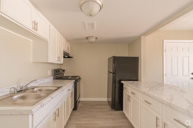 Renovated - 2BR, 2BA - 850SF - Kitchen - Avante Pointe