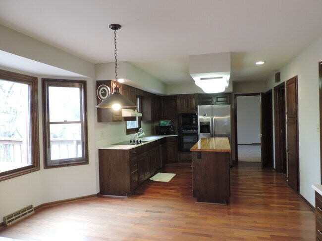 Eat In Kitchen - 876 Bluffview Dr