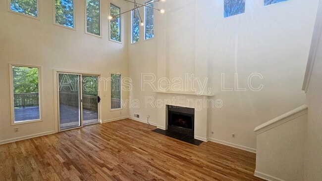 Photo - 1086 Pine Grove Ave NE