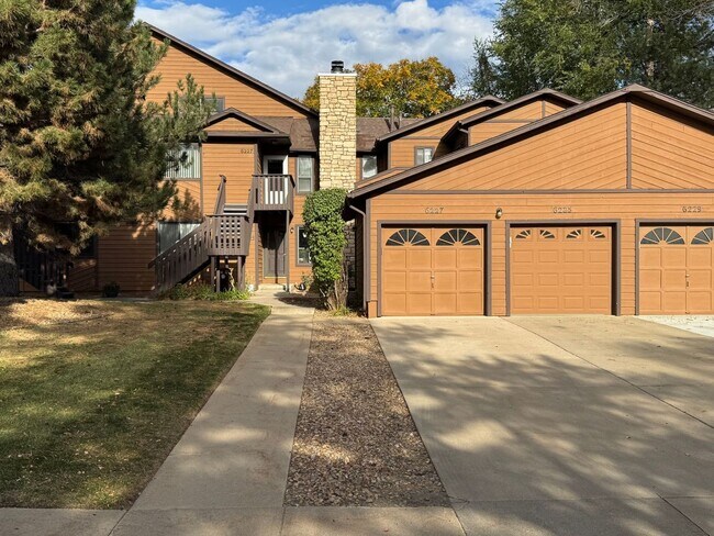 Building Photo - Open and bright top floor 2BD/2BA Condo wi...