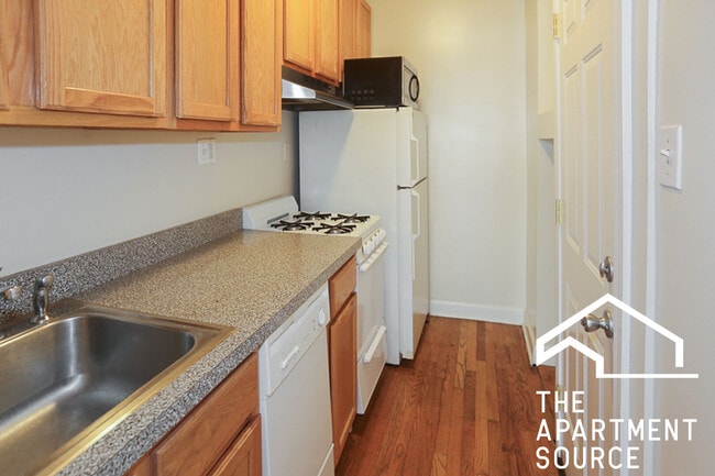 Building Photo - 3914 N Pine Grove Ave Unit 3W